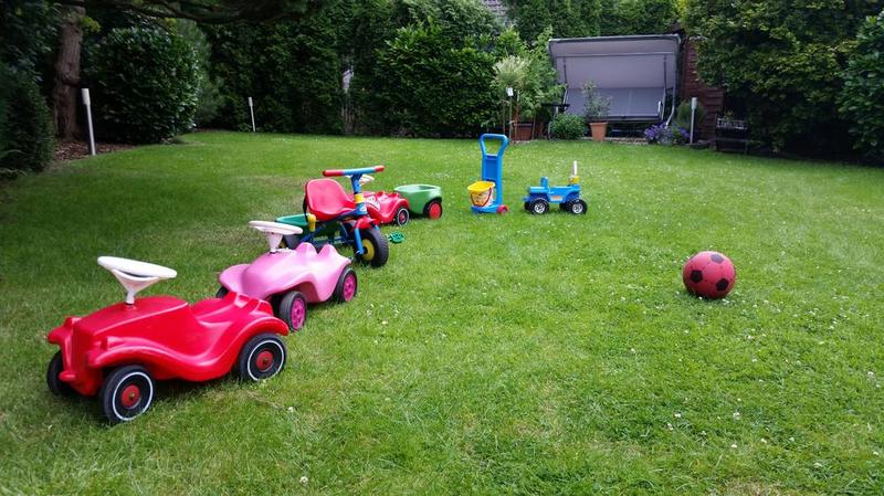 Bobby Cars im Garten